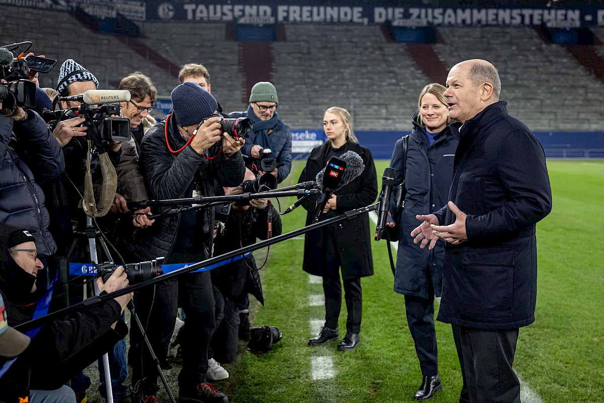 Kanzler Scholz vor der Presse beim Rundgang durch die Veltins-Arena.