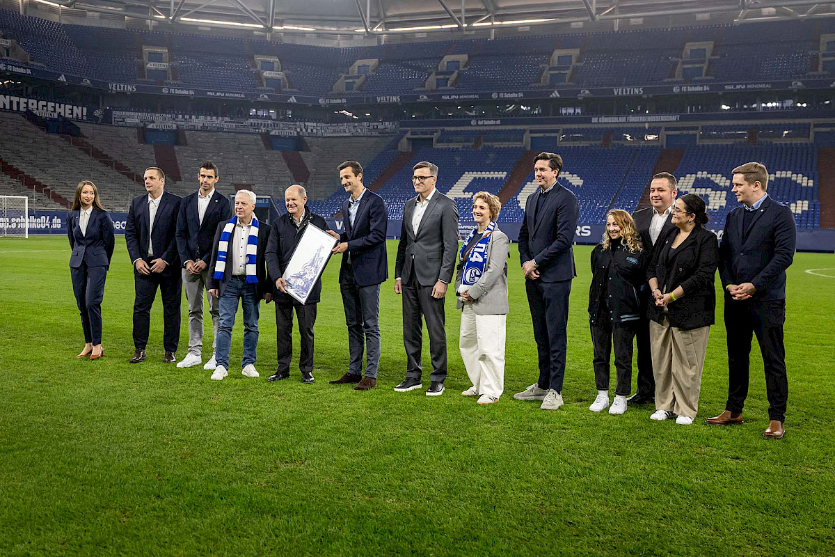 Hoher Besuch in der Veltins-Arena in Gelsenkirchen: Kanzler Olaf Scholz besuchte die Fördergenossenschaft  „Auf Schalke eG“.