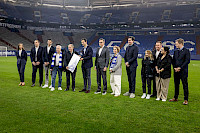 Hoher Besuch in der Veltins-Arena in Gelsenkirchen: Kanzler Olaf Scholz besuchte die Fördergenossenschaft  „Auf Schalke eG“.